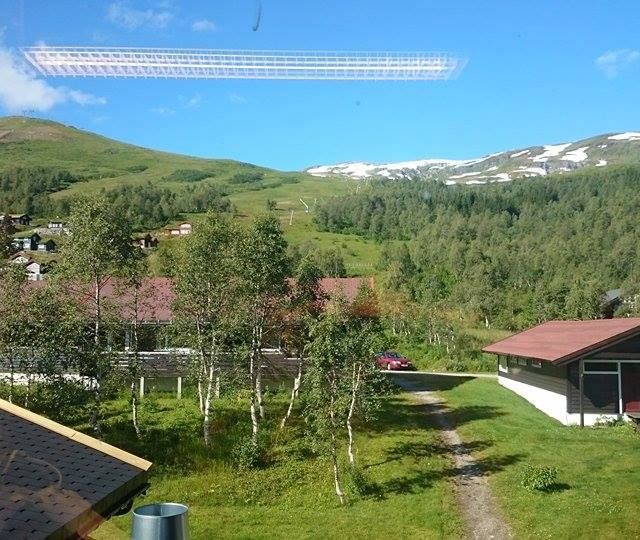 Helgatun fjellpenasjonat med fjell i bakgrunn